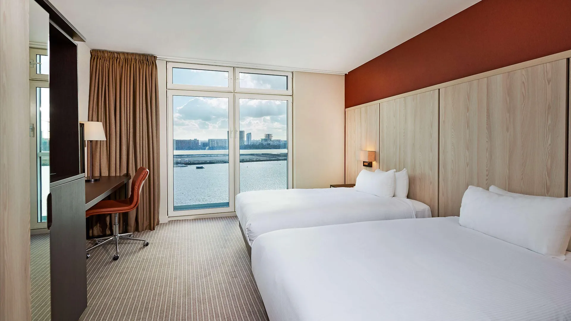 ****  מלון Doubletree By Hilton London Excel בריטניה